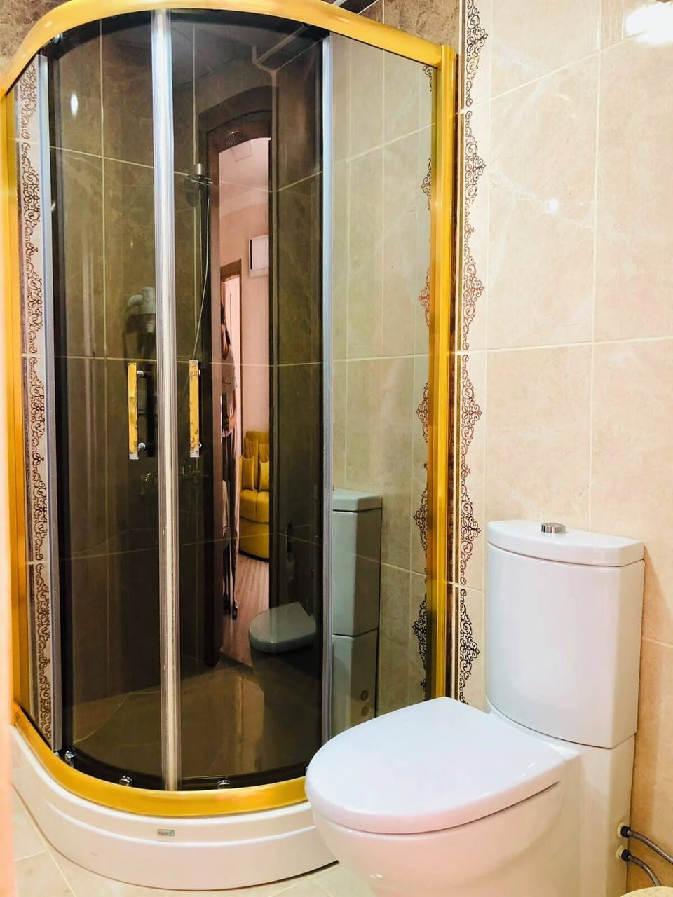 Economy Suite | Bathroom | Shower, free toiletries, hair dryer, slippers
