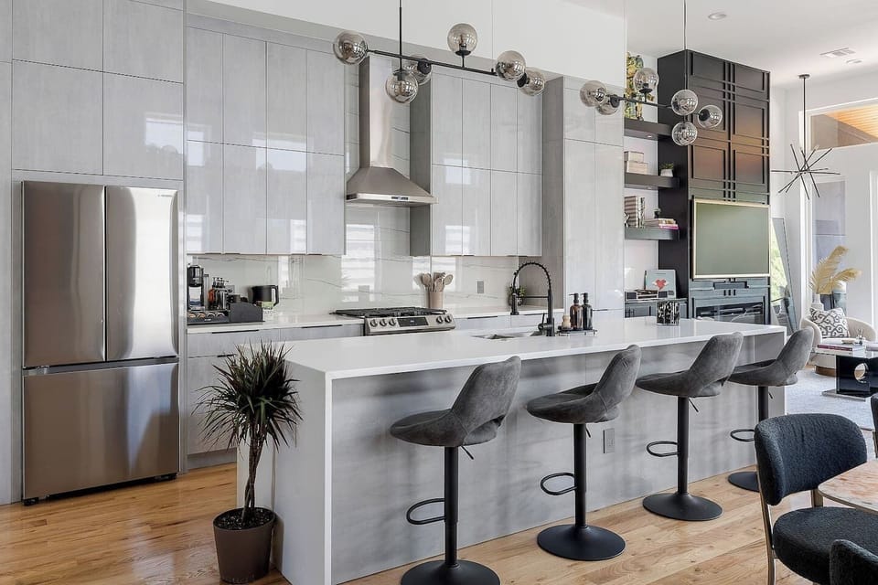 A cooks dream kitchen. This Island can multitask food prep and group convo all at once.