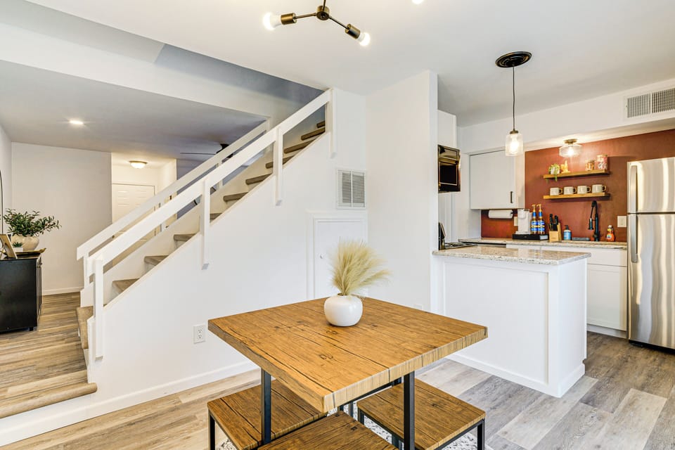 Dining Area | Dishware/Flatware Provided | 1st Floor