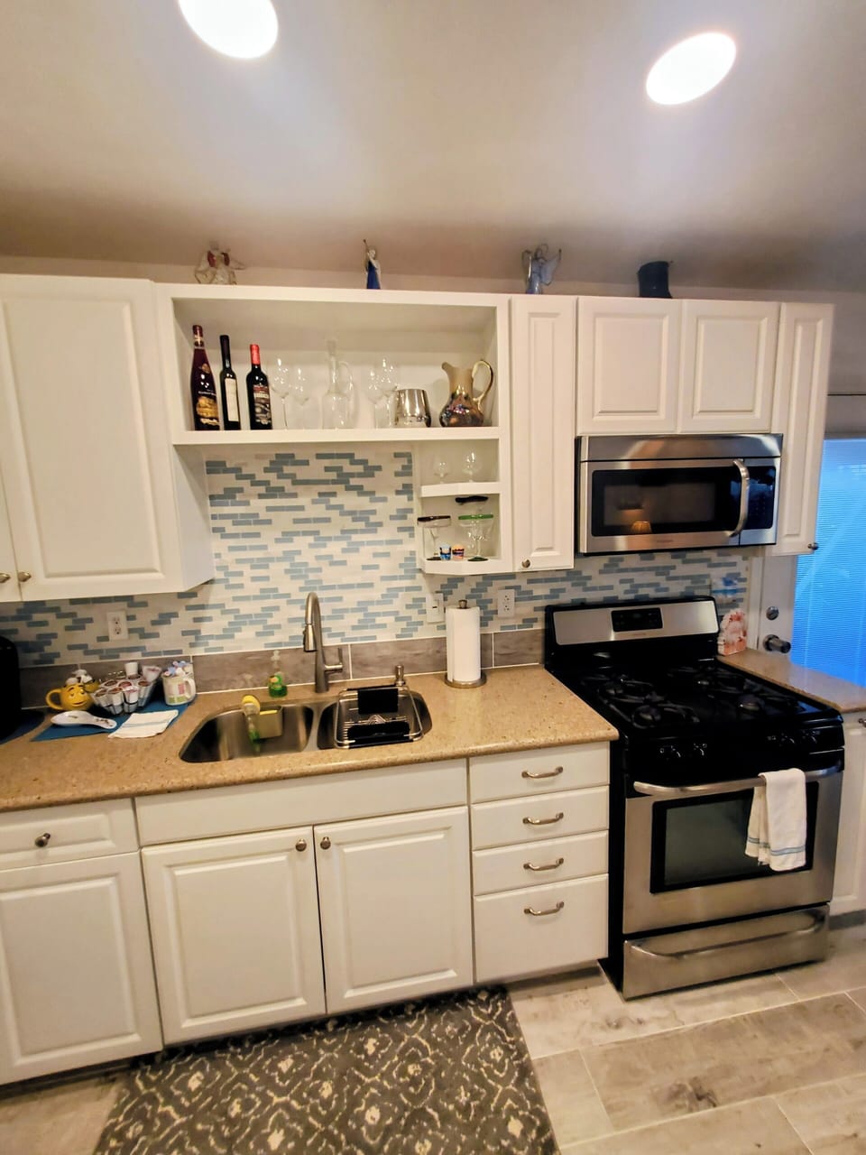 fully equipped full kitchen