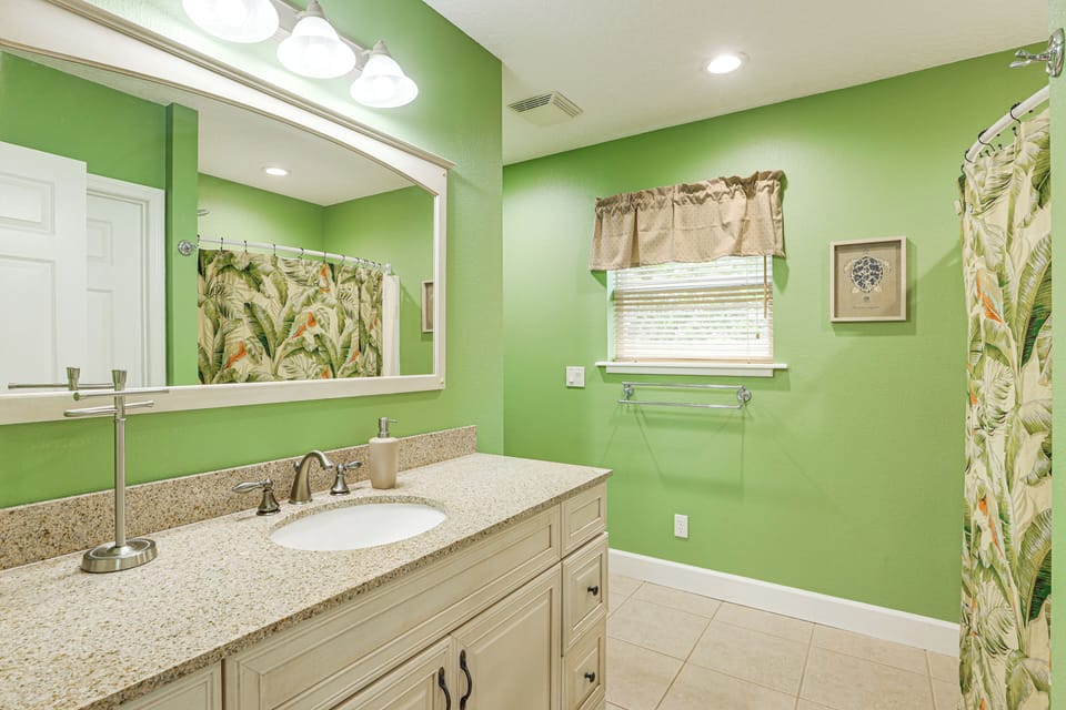 Full Bathroom | Towels Provided | Main Floor