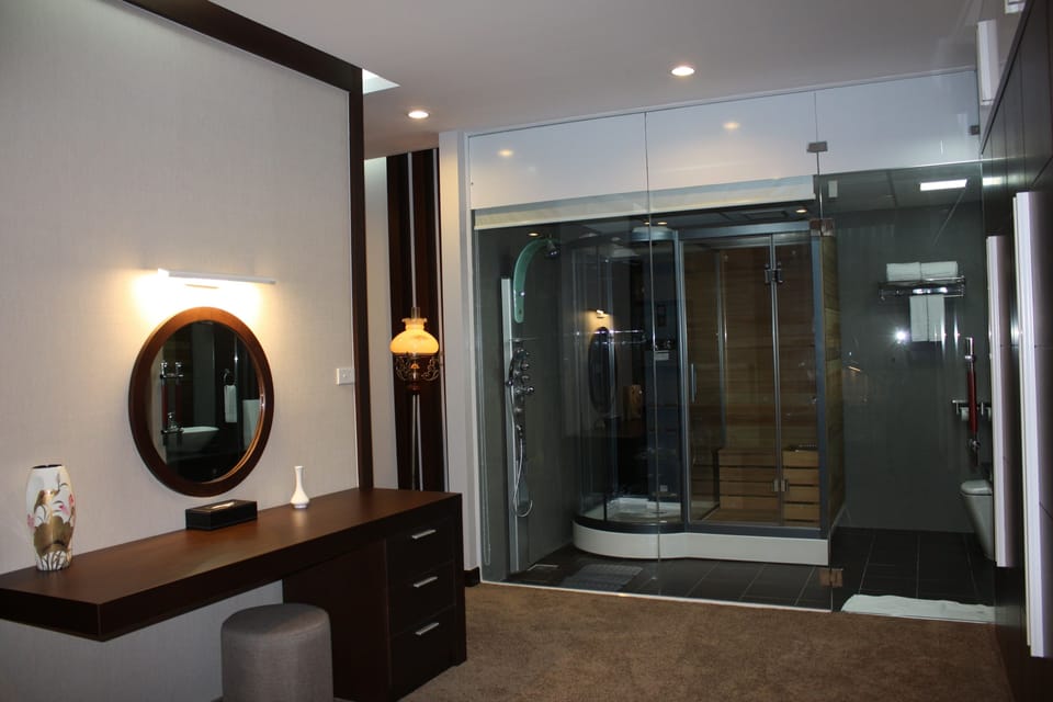 Presidential Suite | Bathroom | Combined shower/tub, hydromassage showerhead, free toiletries