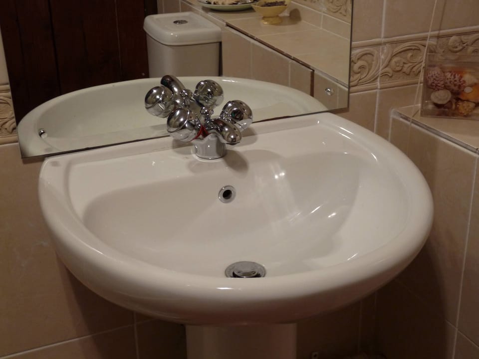 Combined shower/tub, hydromassage showerhead, free toiletries