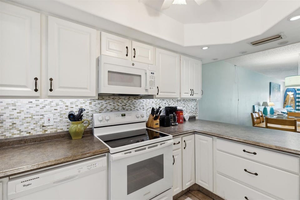 Bright, fully equipped kitchen to make your favorite meals