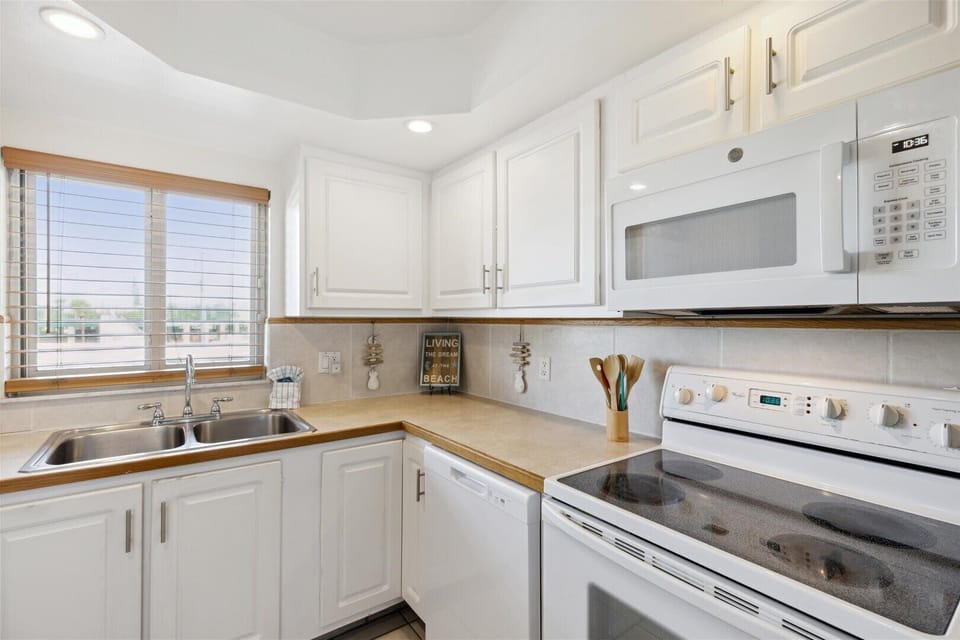 Kitchen with All Appliances
