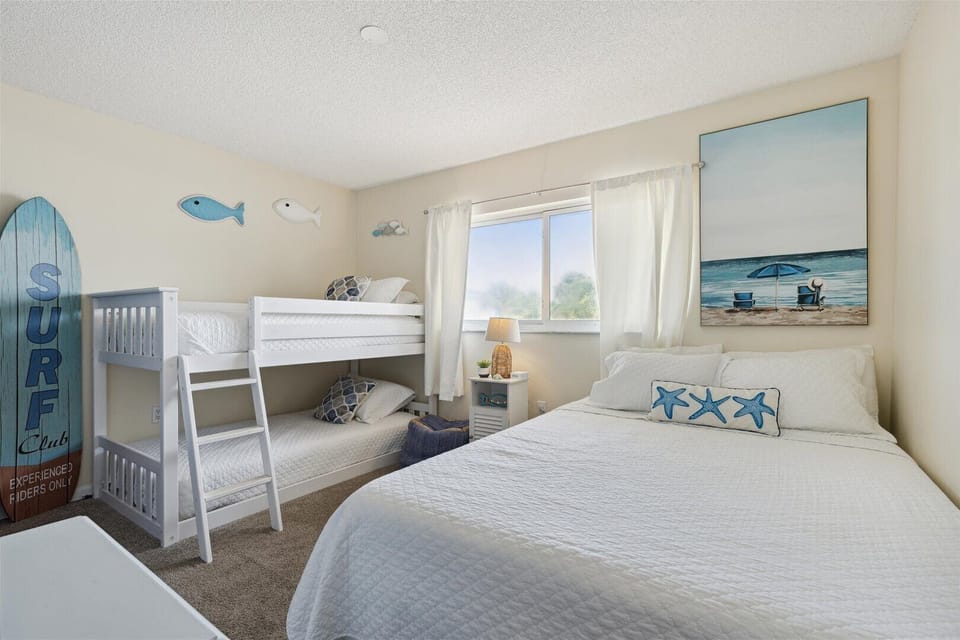 Guest Bedroom w/Queen & Twin Bunk Beds