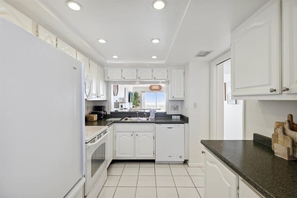 Kitchen with plenty of space