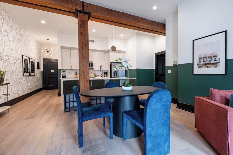 Enjoy meals together at your in-suite dining table with seating for your group. Whether it’s takeout, delivery, or a home-cooked meal, this cozy dining area makes every stay at 888 Baronne feel like home in New Orleans.
