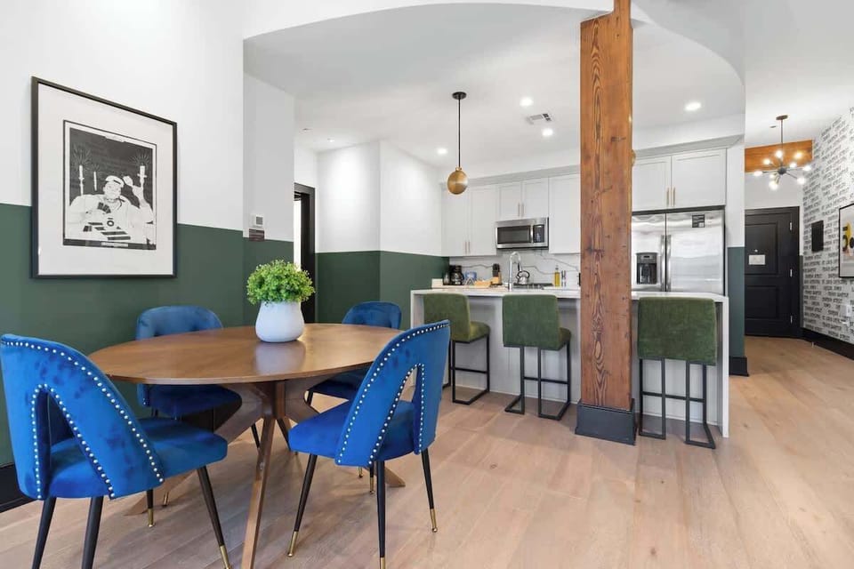 Enjoy meals together at your in-suite dining table with seating for your group. Whether it’s takeout, delivery, or a home-cooked meal, this cozy dining area makes every stay at 888 Baronne feel like home in New Orleans.