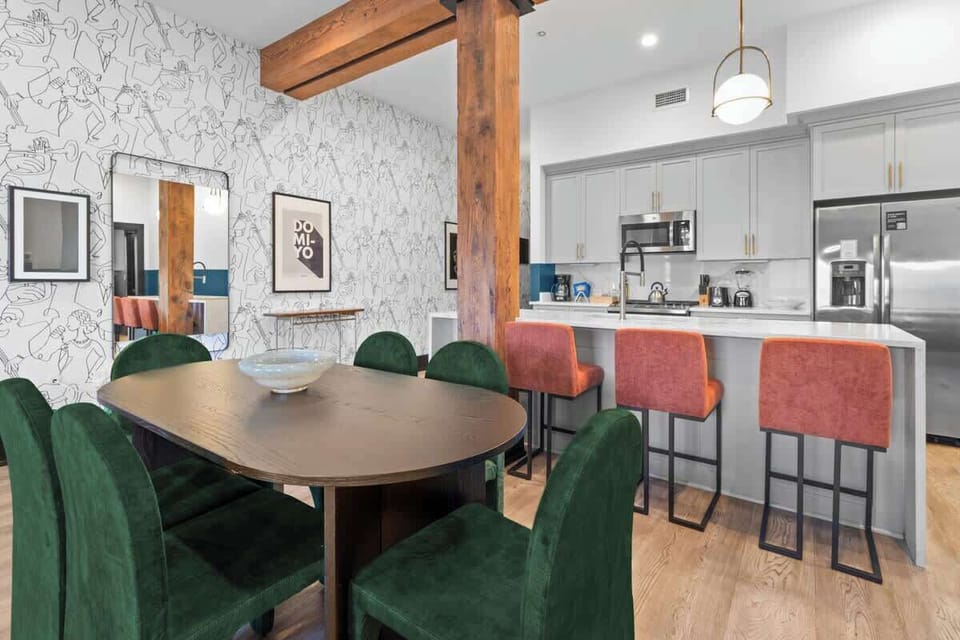 Enjoy meals together at your in-suite dining table with seating for your group. Whether it’s takeout, delivery, or a home-cooked meal, this cozy dining area makes every stay at 888 Baronne feel like home in New Orleans.