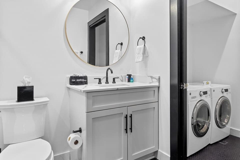 The studio bathroom includes fresh towels, a hairdryer, and complimentary toiletries. Conveniently located near the living area, it’s stylish and practical—perfect for guests, families, or sharing during group stays at 888 Baronne.