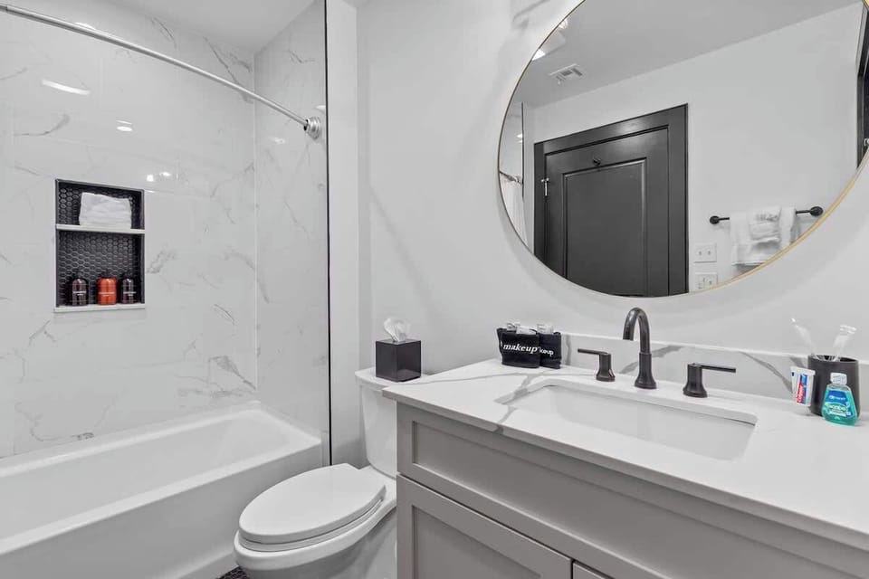 The studio bathroom includes fresh towels, a hairdryer, and complimentary toiletries. Conveniently located near the living area, it’s stylish and practical—perfect for guests, families, or sharing during group stays at 888 Baronne.