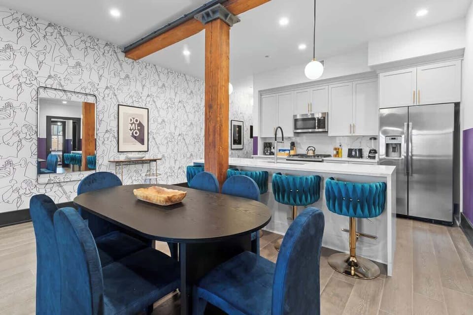 Enjoy meals together at your in-suite dining table with seating for your group. Whether it’s takeout, delivery, or a home-cooked meal, this cozy dining area makes every stay at 888 Baronne feel like home in New Orleans.