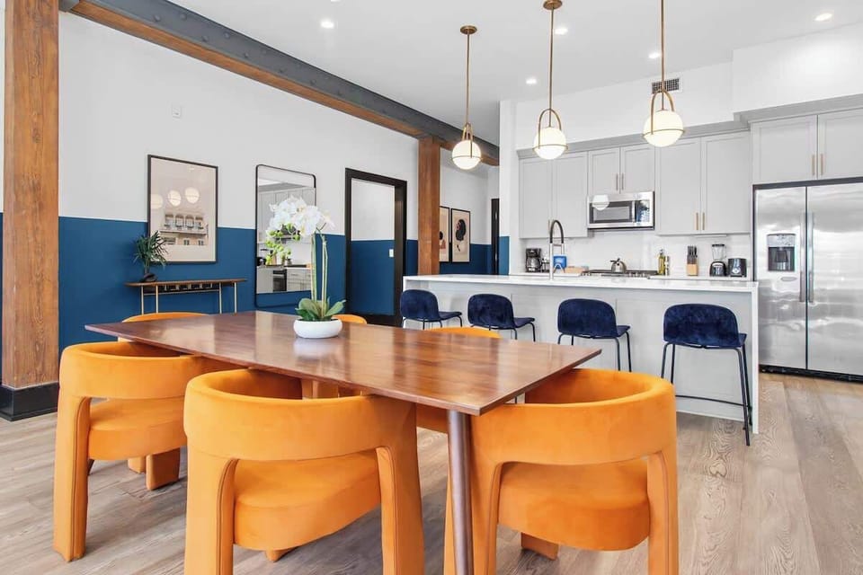 Enjoy meals together at your in-suite dining table with seating for your group. Whether it’s takeout, delivery, or a home-cooked meal, this cozy dining area makes every stay at 888 Baronne feel like home in New Orleans.