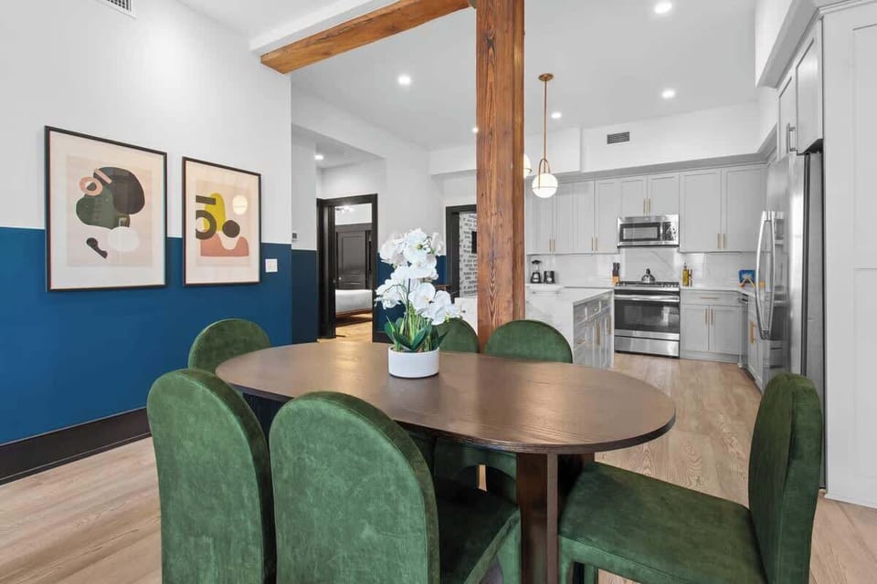 Enjoy meals together at your in-suite dining table with seating for your group. Whether it’s takeout, delivery, or a home-cooked meal, this cozy dining area makes every stay at 888 Baronne feel like home in New Orleans.