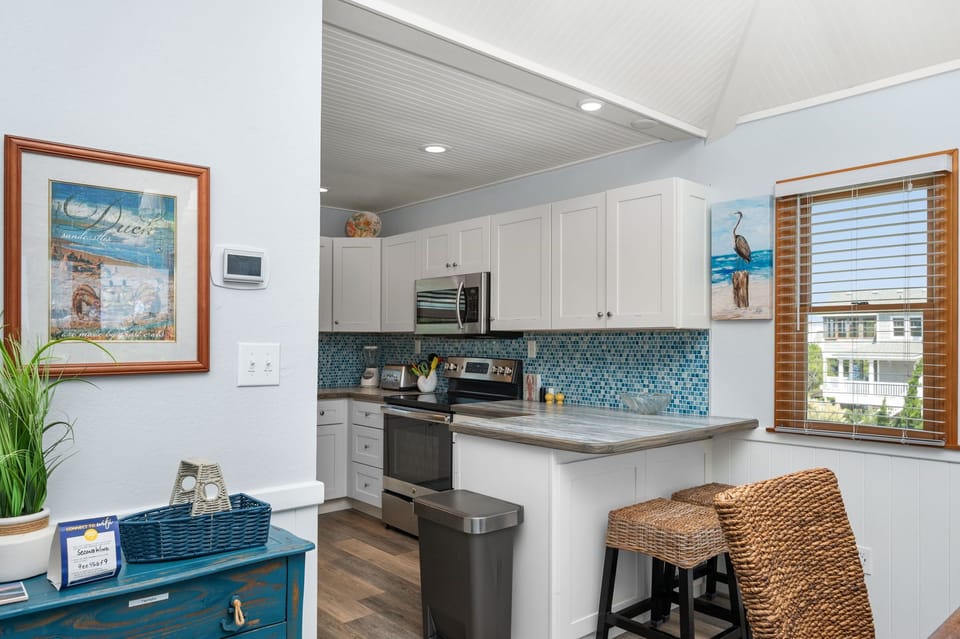 WH476: Second Wind | TL Kitchen Area - Island Seating for 2