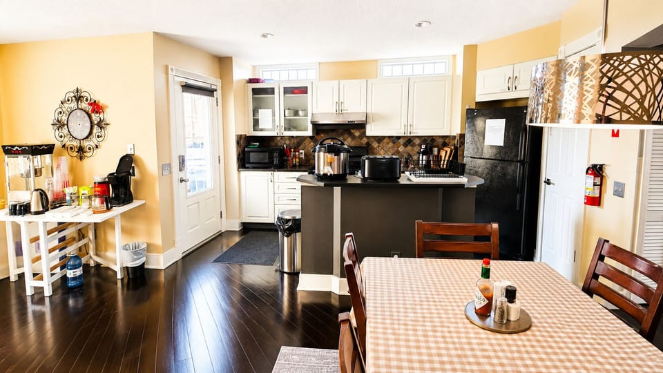 Full-size fridge, microwave, oven, stovetop