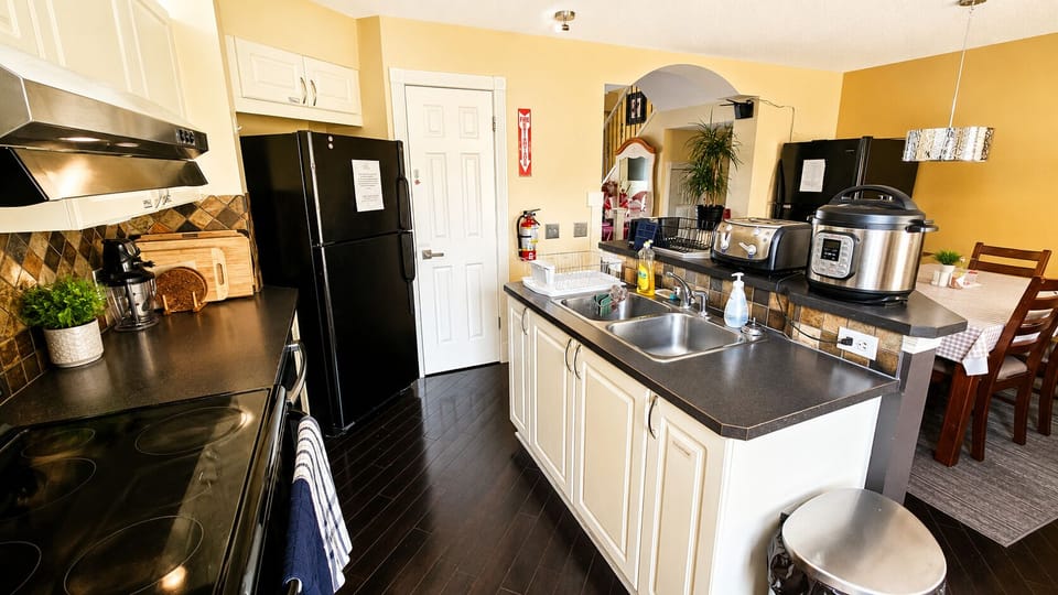Full-size fridge, microwave, oven, stovetop