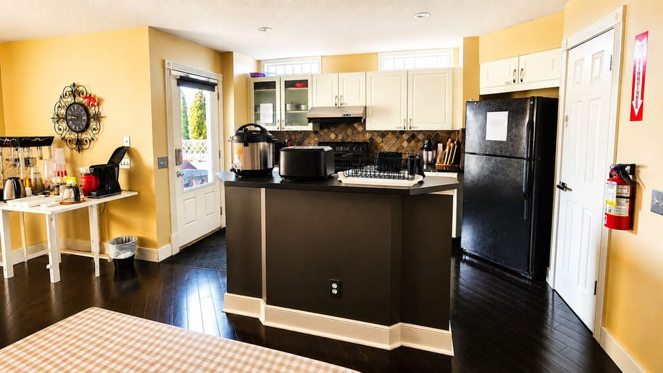 Full-size fridge, microwave, oven, stovetop