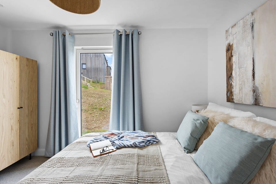 Bed with wardrobe and access to grass area - 6 The Vista, Willingcott