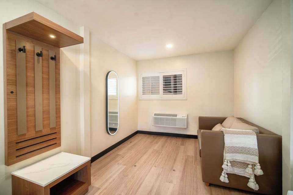 Desk, laptop workspace, soundproofing, WiFi (free)