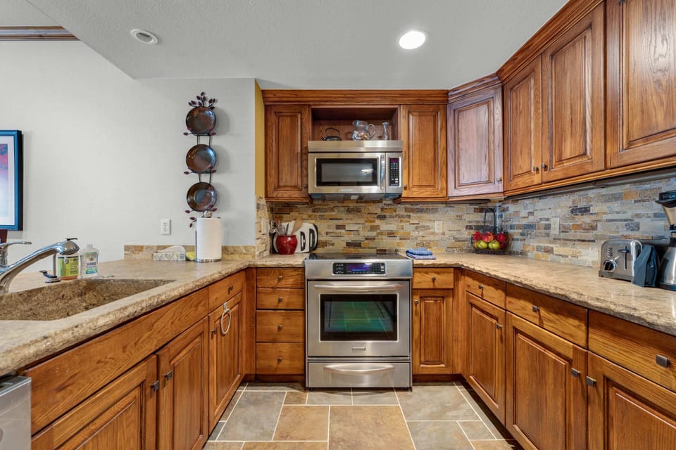 Kitchen: Well equipped, new appliances, kitchen bar w/3 bar stools