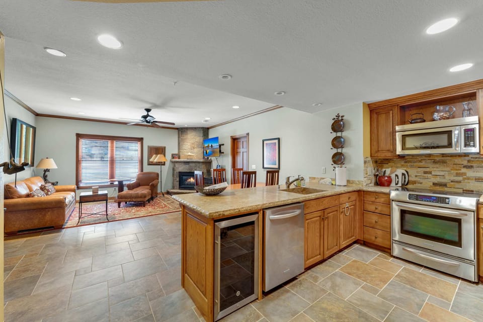 Kitchen: Well equipped, new appliances, kitchen bar w/3 bar stools