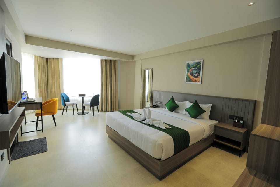 Club Room, 1 King Bed, City View | Egyptian cotton sheets, premium bedding, individually furnished, desk