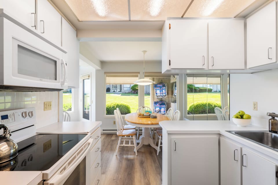 Transition effortlessly from kitchen to dining area.