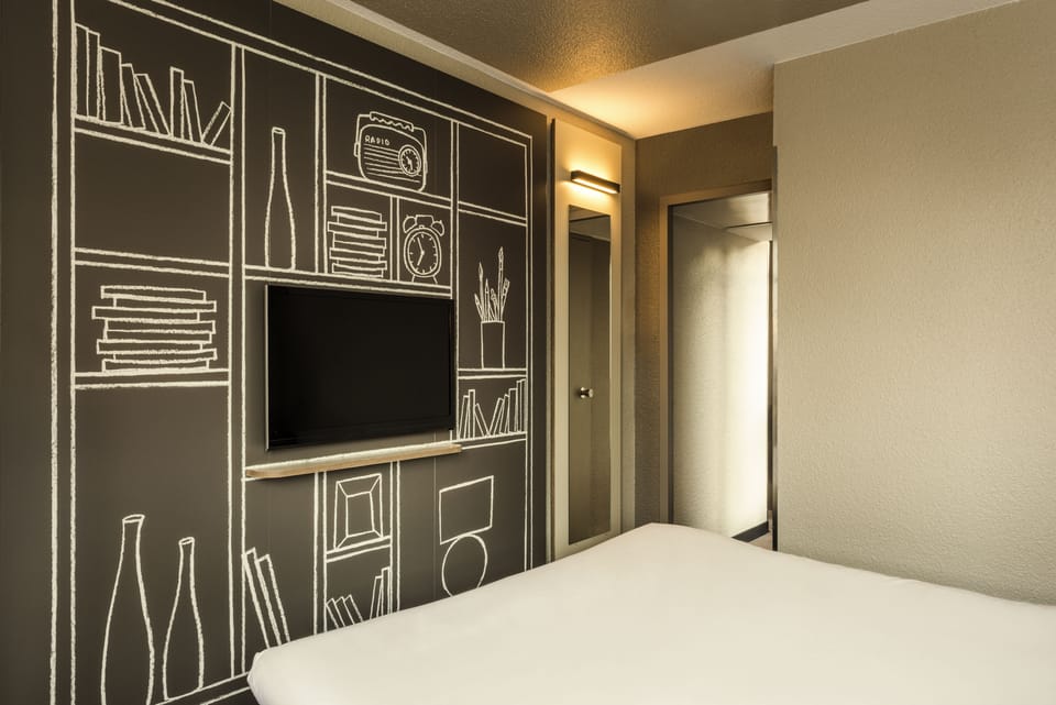 Desk, blackout drapes, soundproofing, free WiFi