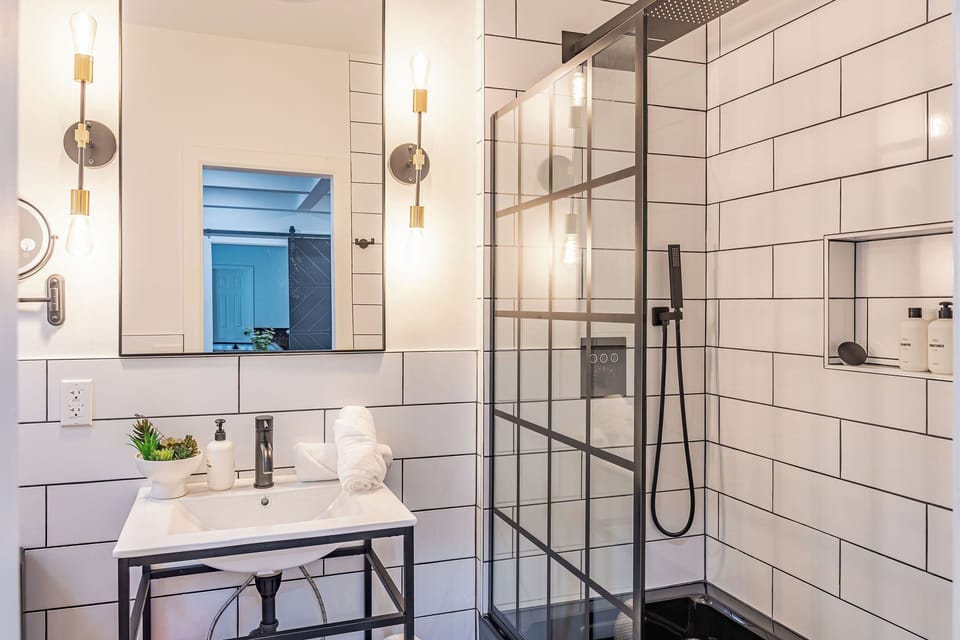 Main floor common bathroom