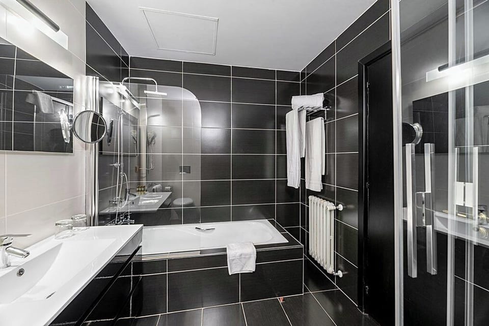 Standard Double Room, Bathtub | Minibar, in-room safe, desk, free cribs/infant beds