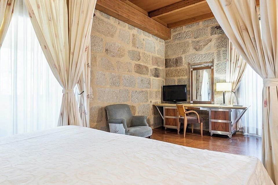 Junior Suite, Bathtub | Minibar, in-room safe, desk, free cribs/infant beds