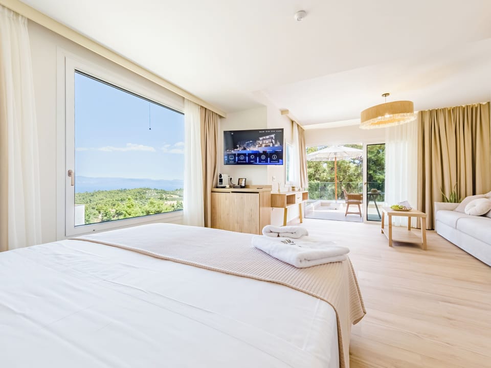Superior Suite with Sea View | Soundproofing, iron/ironing board, free WiFi, bed sheets