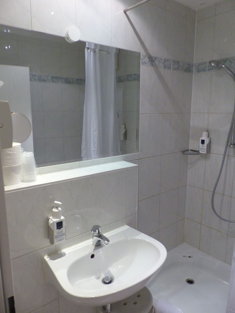 Combined shower/tub, free toiletries, hair dryer, towels