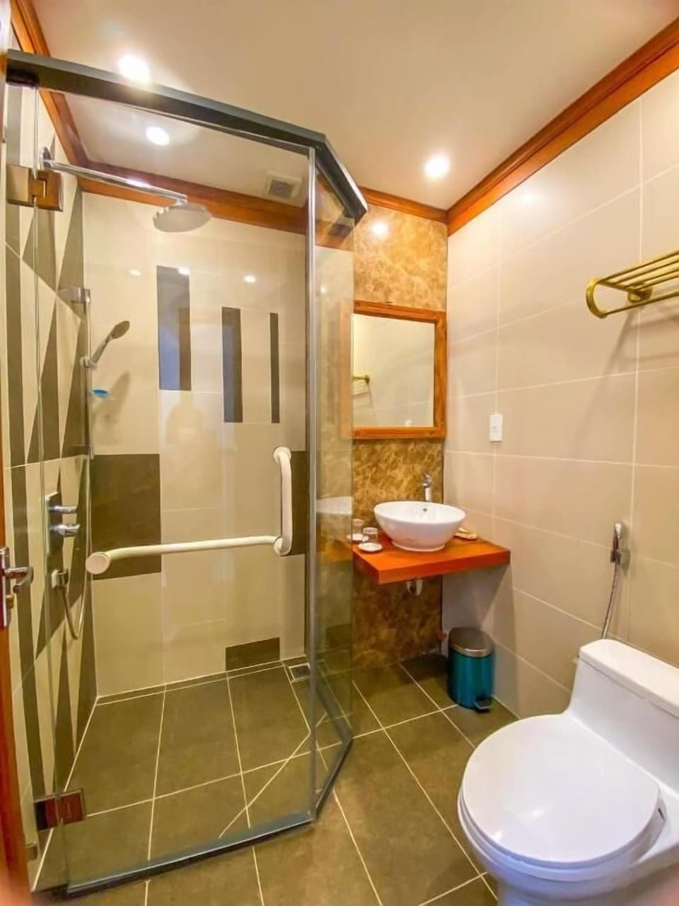 Shower, free toiletries, hair dryer, towels