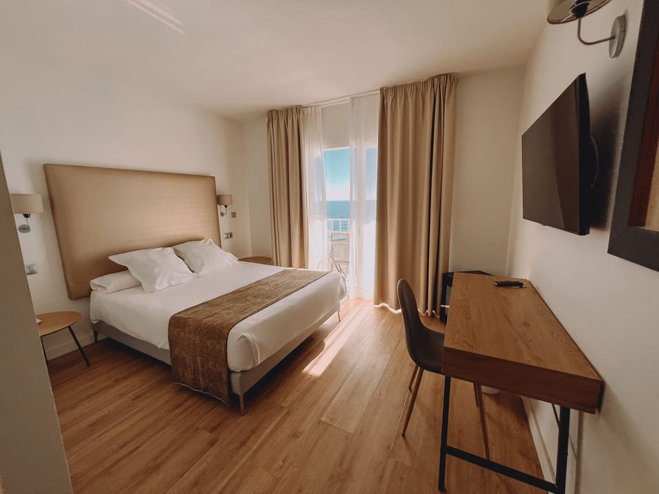Double Room, Sea View (Mar) | Premium bedding, down comforters, soundproofing, iron/ironing board