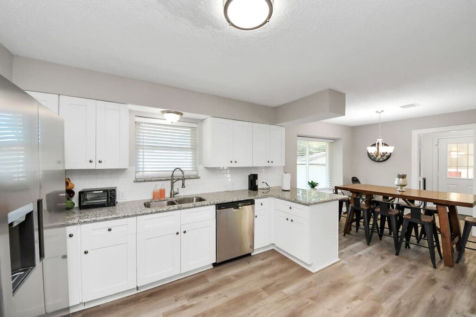 Kitchen/Dining Area