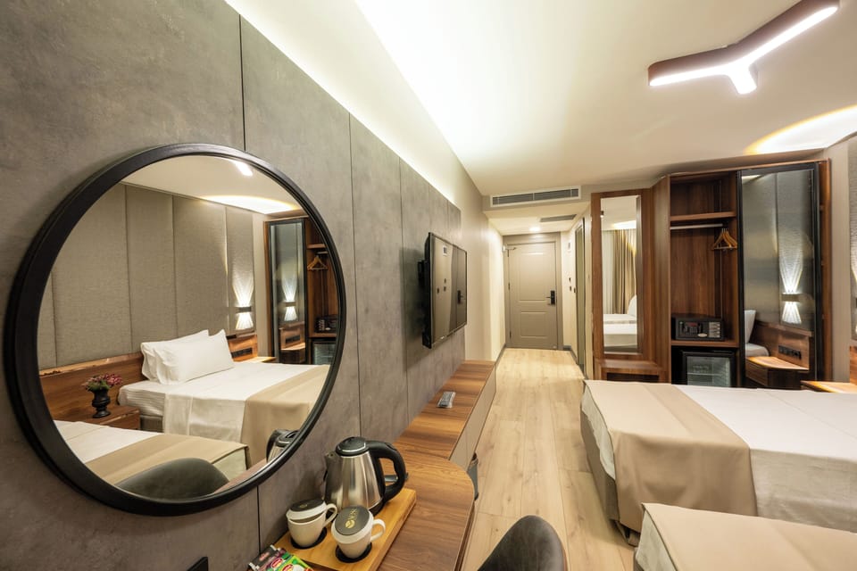 Standard Twin Room | Premium bedding, in-room safe, desk, laptop workspace