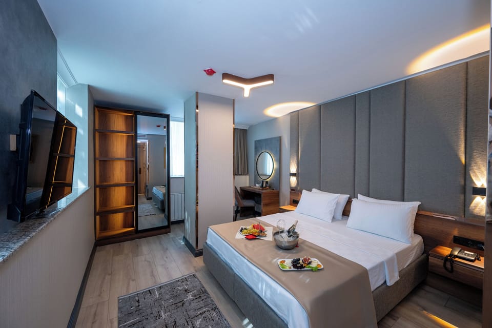 Premium bedding, in-room safe, desk, laptop workspace