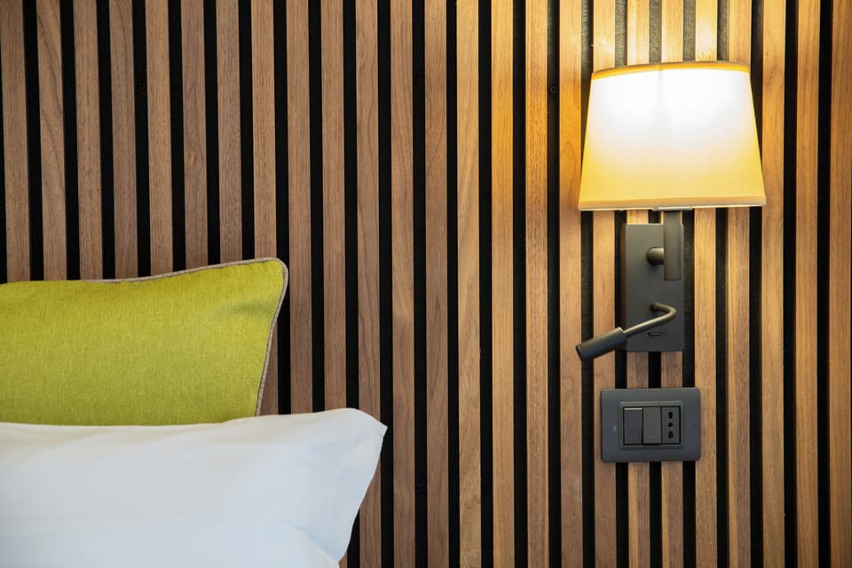 Deluxe Suite | In-room safe, desk, laptop workspace, blackout drapes