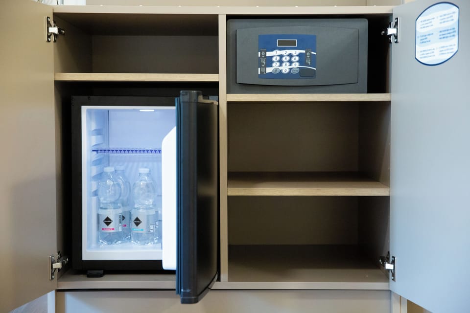 Deluxe Suite | In-room safe, desk, laptop workspace, blackout drapes