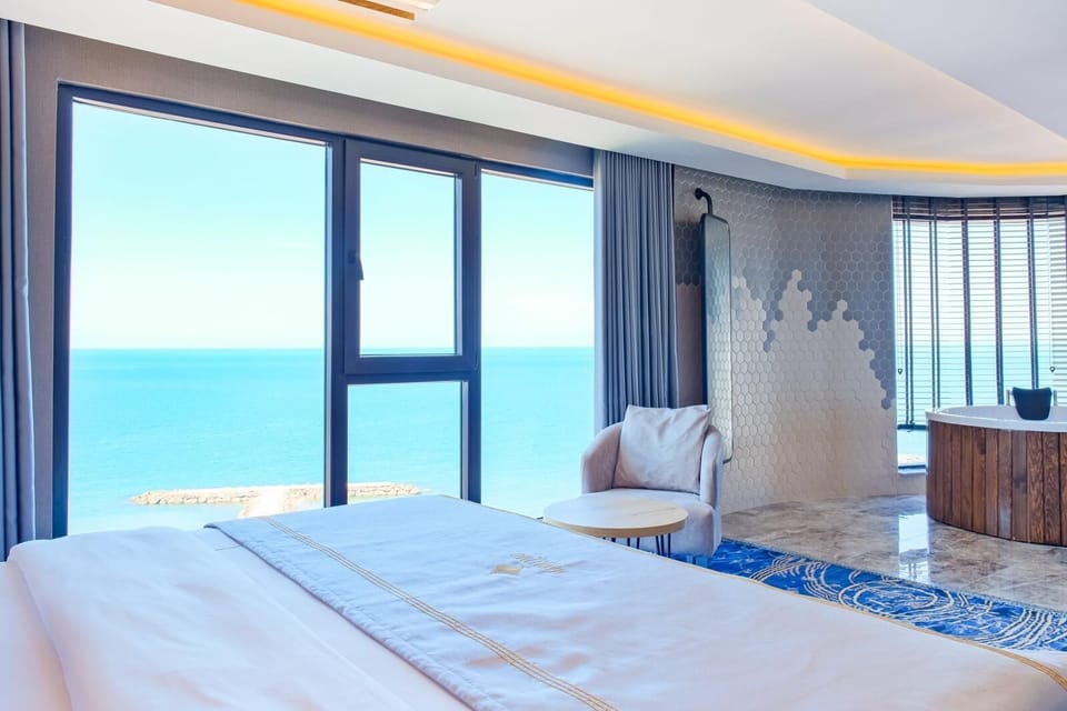 Deluxe Suite With Spa Tub Sea View | Egyptian cotton sheets, premium bedding, minibar, in-room safe