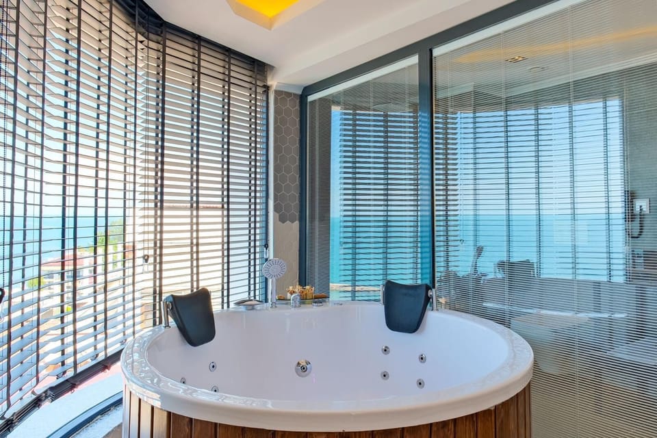 Deluxe Suite With Spa Tub Sea View | Egyptian cotton sheets, premium bedding, minibar, in-room safe