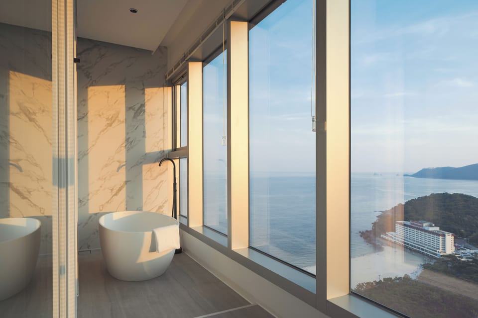 Deep soaking bathtub