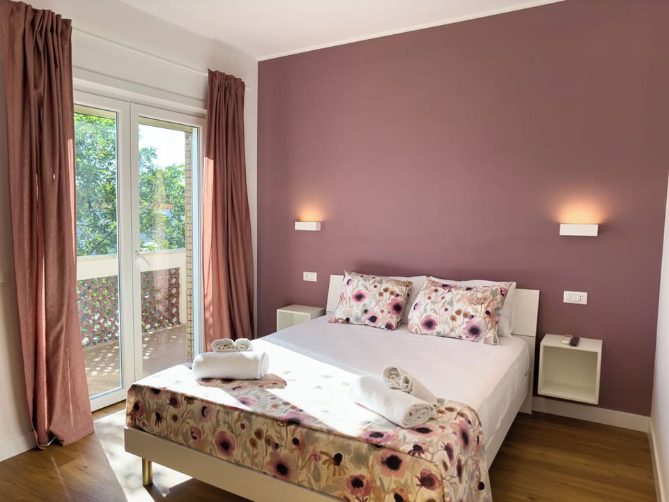 Comfort Double Room, Balcony | Desk, soundproofing, WiFi (free)