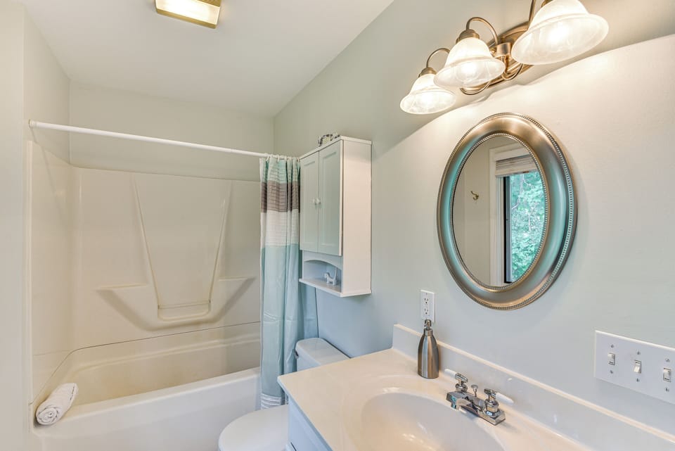 Charming Union Pier Home w/ Deck: Half-mi to Beach Cottage in Chikaming Township