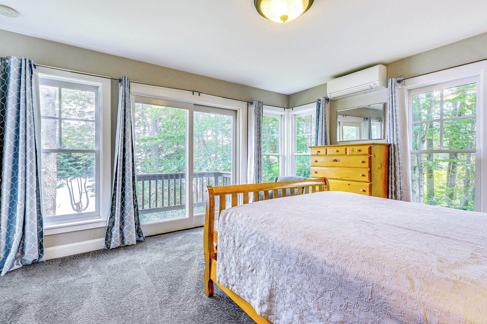 Lakefront New London Retreat w/ Dock & Hot Tub! Cottage in New London