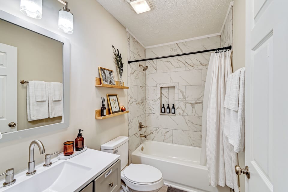 Private Hot Tub & Cold Plunge: Fayetteville Gem! Cottage in Fayetteville