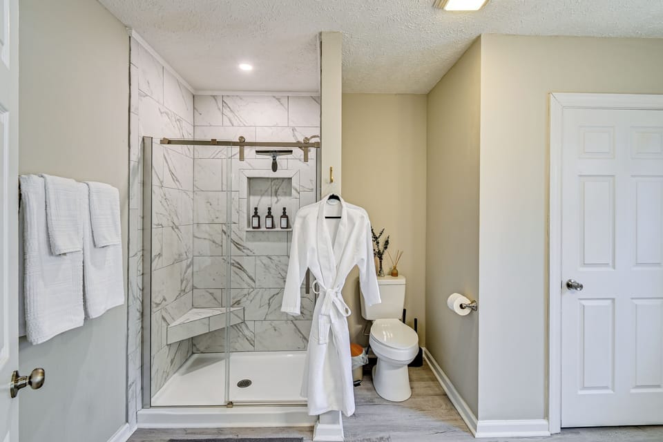 Private Hot Tub & Cold Plunge: Fayetteville Gem! Cottage in Fayetteville